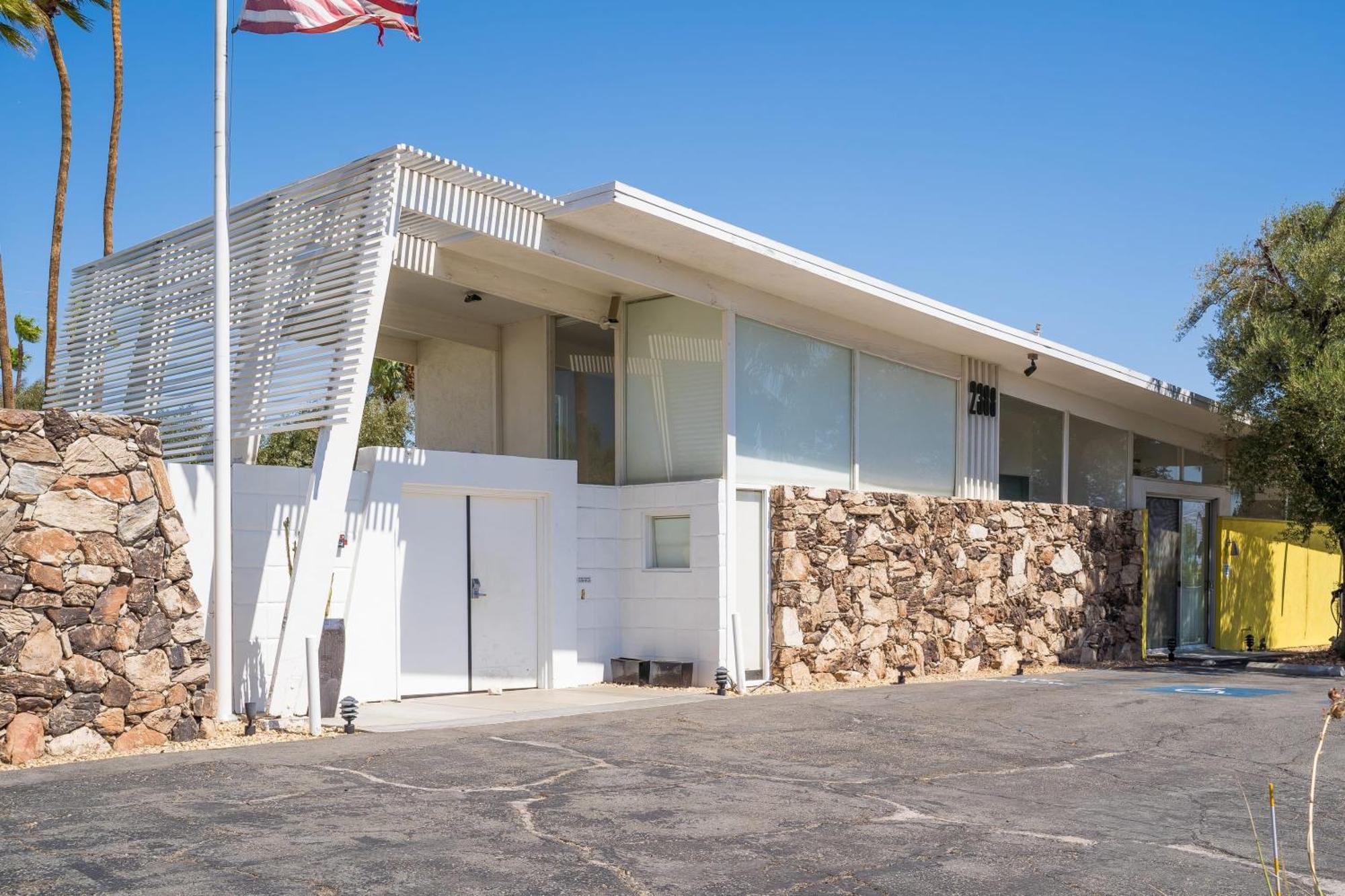 Monkey Tree Hotel By Avantstay Stylish Hotel In Palm Springs W Pool Bagian luar foto